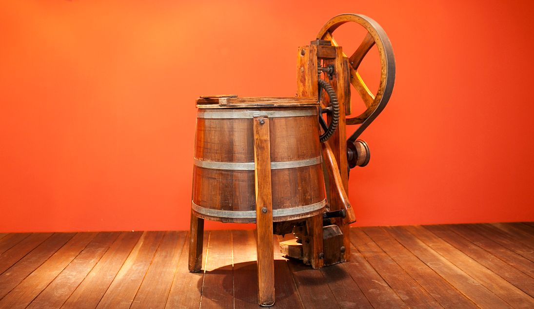 Primeira lavadora de roupas do Brasil, desenvolvida pela Muller, de SC. (foto: Divulgação)