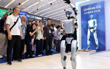 Robôs de serviço atraem atenção de industriais de SC em missão na China