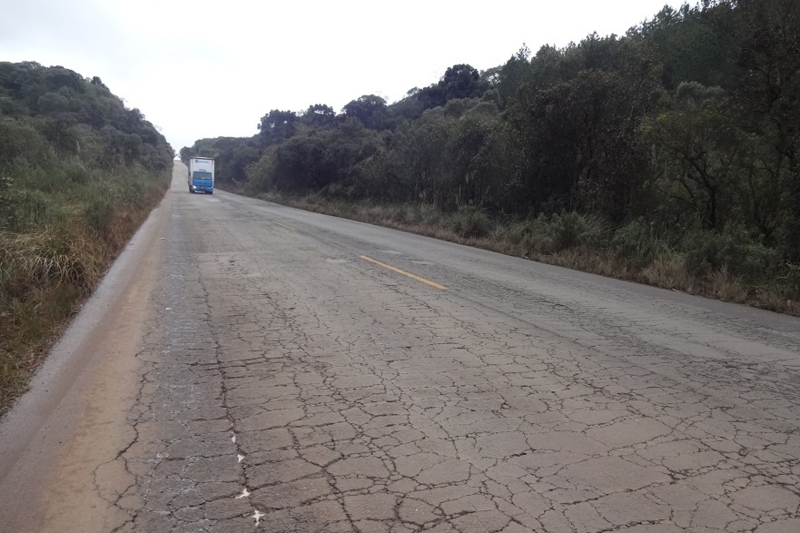 SC-350: trincamento na rodovia (foto: Ricardo Saporiti) 