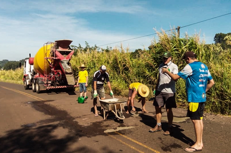 Empresários e moradores fazem mutirão por estrada. Foto: Ivan Ansolin