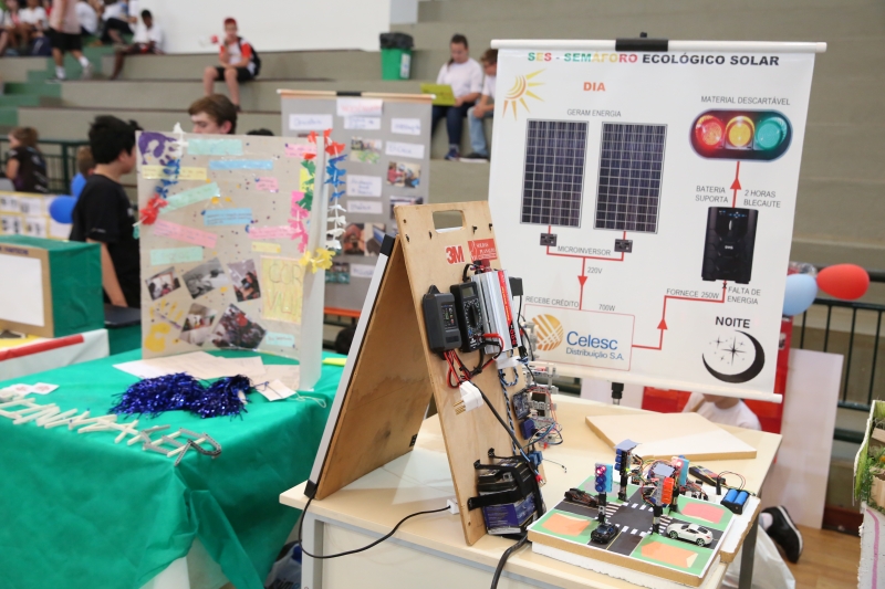 Semáforo ecológico solar usa placas fotovoltaicas para alimentar o sistema. Foto: Roby Gartz