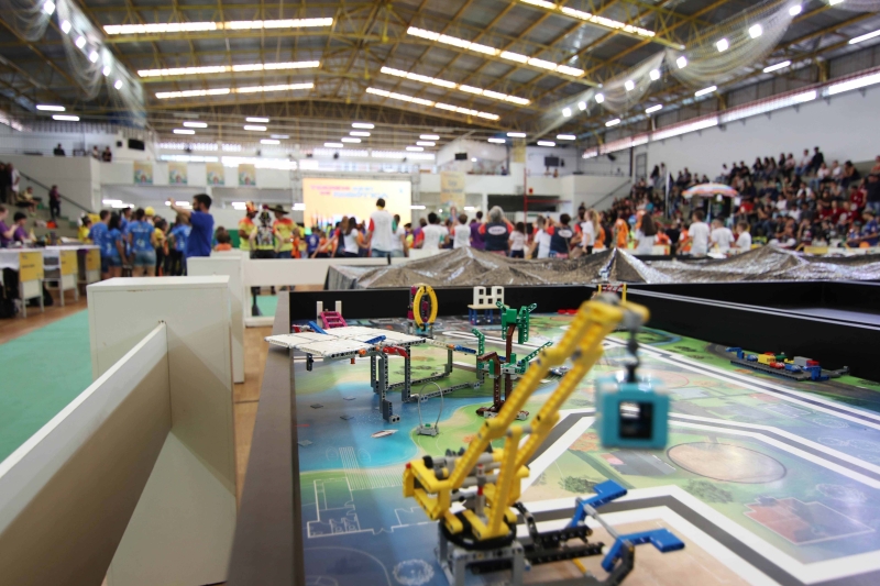 Robôs precisam cumprir 14 missões na mesa do torneio. Foto: Sergio Pedrotti