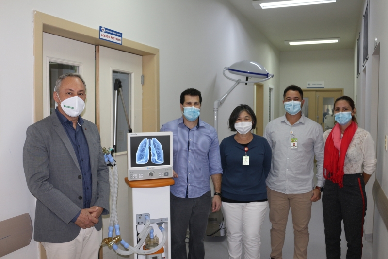 Vice-presidente da FIESC para a Grande Florianópolis, Fernando Rocha (e) e a equipe do Hospital Nereu Ramos. Foto: Rogério Kiefer.