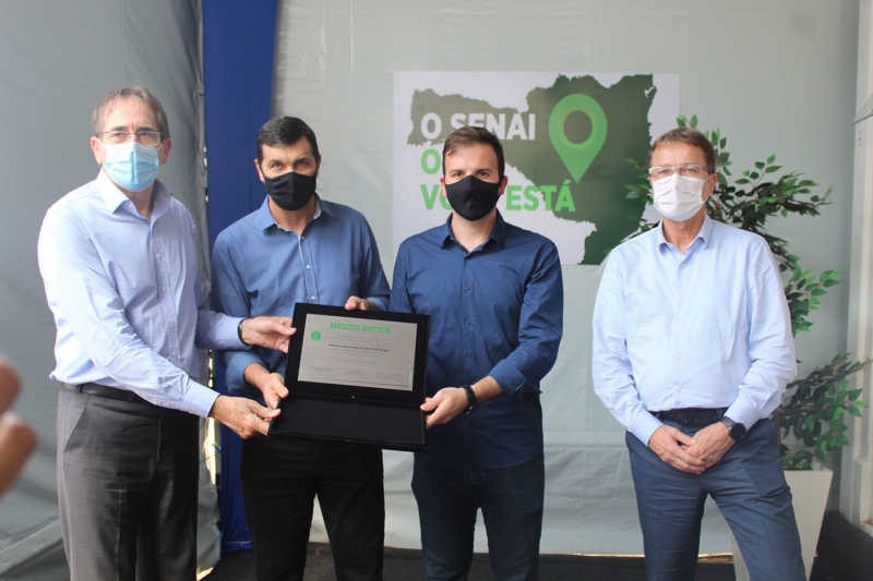 Prefeito de Morro da Fumaça recebe placa por ser a primeira cidade à receber a Escola Móvel