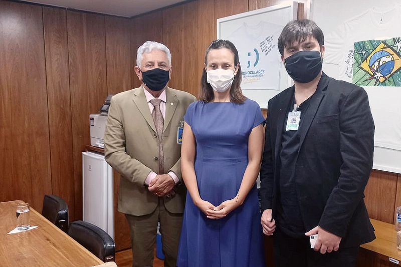 Alan (e) foi recebido pela assessora-chefe do gabinete da primeira-dama, Marcela Magalhães Braga (foto: Izabelle Zabot)