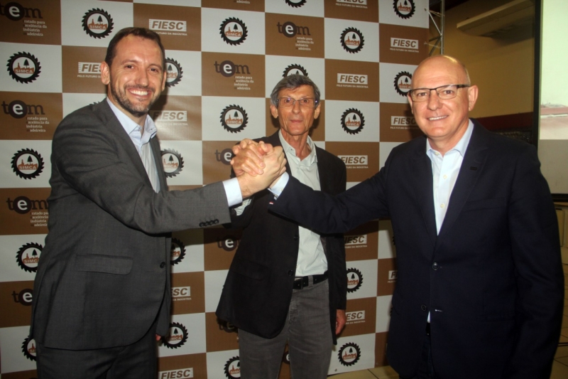 (Da esq. para a dir) Tenconi, de Bortolo e Tesser no ato de lançamento do Tratado (foto: Ângela Maria Cardoso dos Santos)