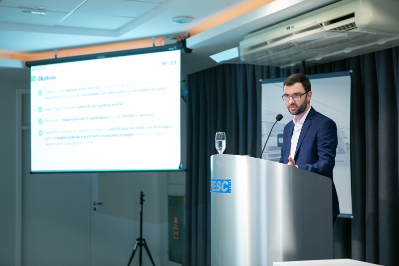 Diretor-executivo do Grupo Rever, Fernando Rodrigues (Filipe Scotti)