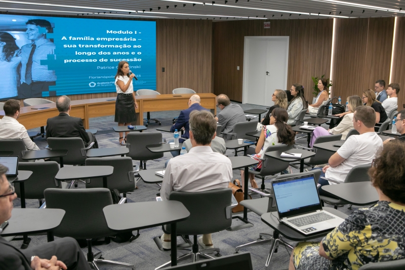 Patrice detalhou programação do curso para os participantes. Foto: Filipe Scotti