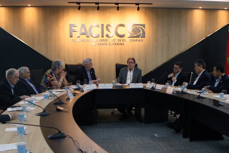 Presidentes e diretores das federações empresariais também discutiram a reforma tributária (foto: Ivonei Fazzioni)