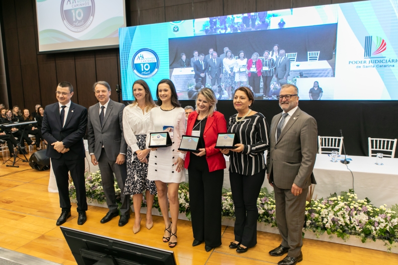 Profissionais das entidades parceiras receberam homenagem. Foto: Filipe Scotti