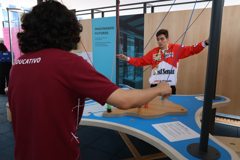 Juntos os jogadores movem os pinos de um buraco no mapa para outro. Foto: André Kopsch