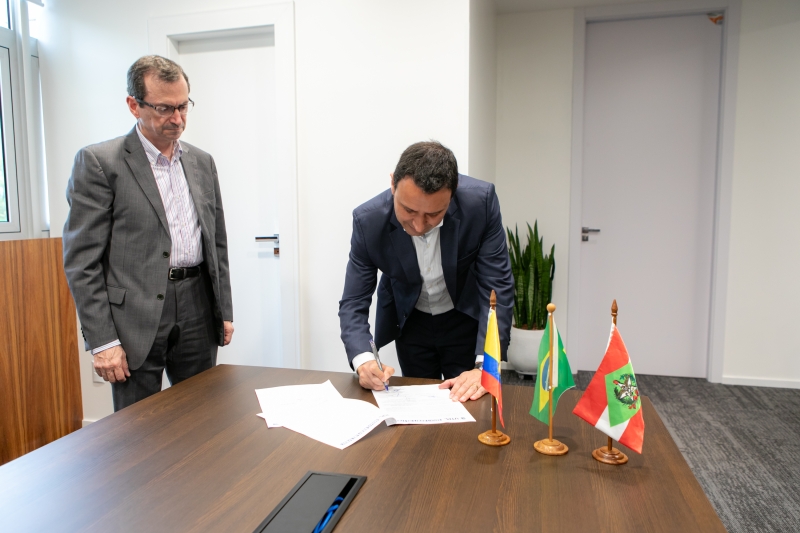 Santiago Aide (e), da UTPL, e Fabrizio Machado Pereira, do SENAI. Foto: Filipe Scotti