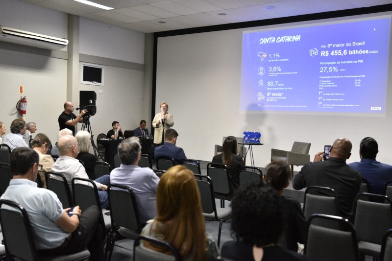 Presidente da Câmara de Comércio Exterior da FIESC, Maria Teresa Bustamante em apresentação no Fórum Mercosul (Elis Pereira) 