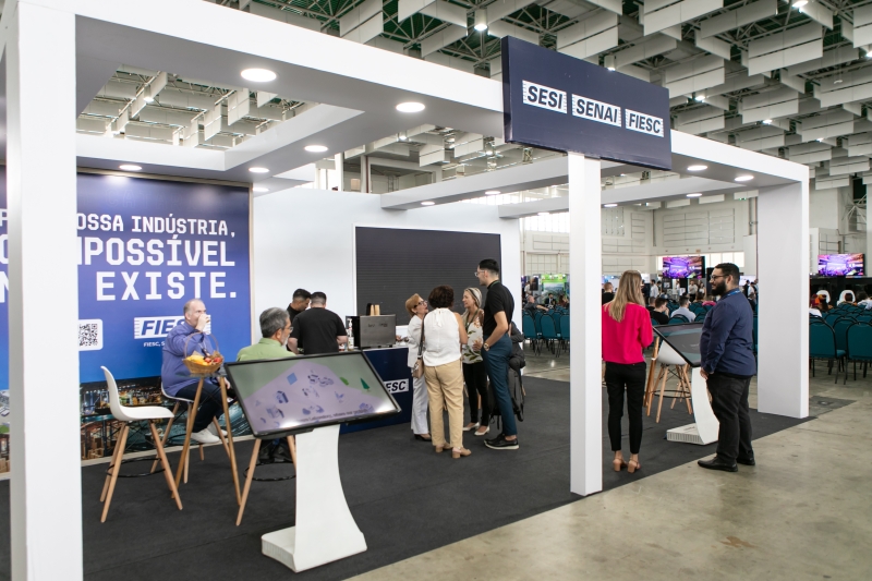 Empresários catarinenses buscam informações sobre internacionalização no estande da FIESC. (Foto: Filipe Scotti)