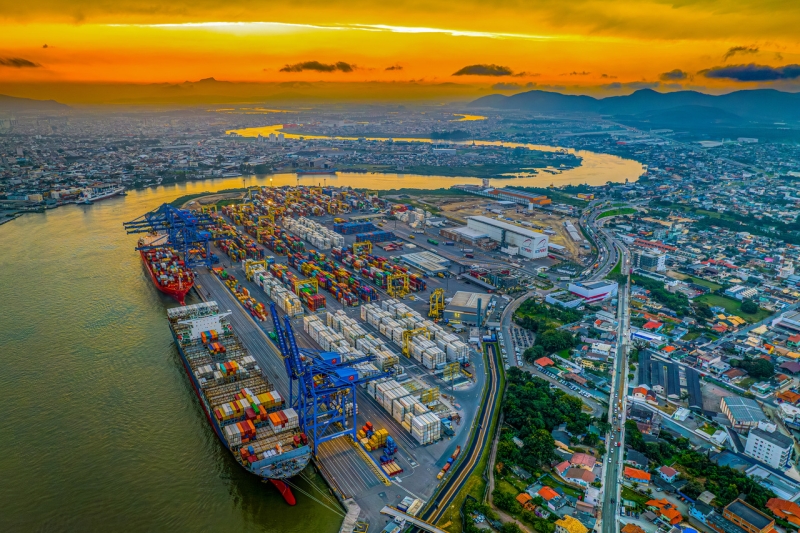 Portonave investe R$ 439 milhões em scanners, empilhadeiras e guindastes elétricos