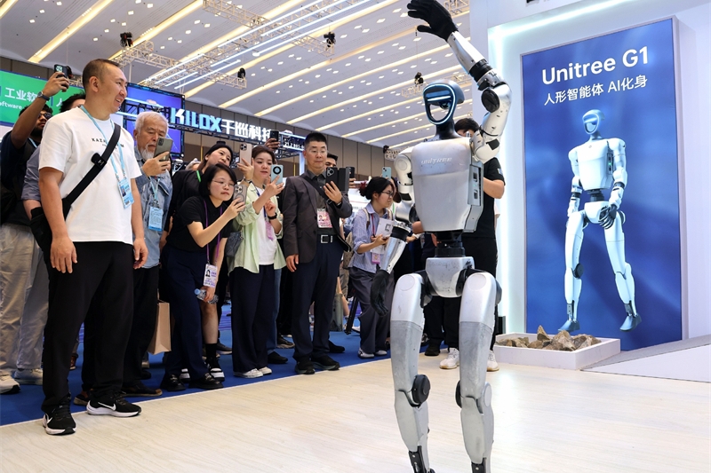 Destreza e movimentos precisos de robôs impressionam na Canton Fair. (Foto: Xinhua)