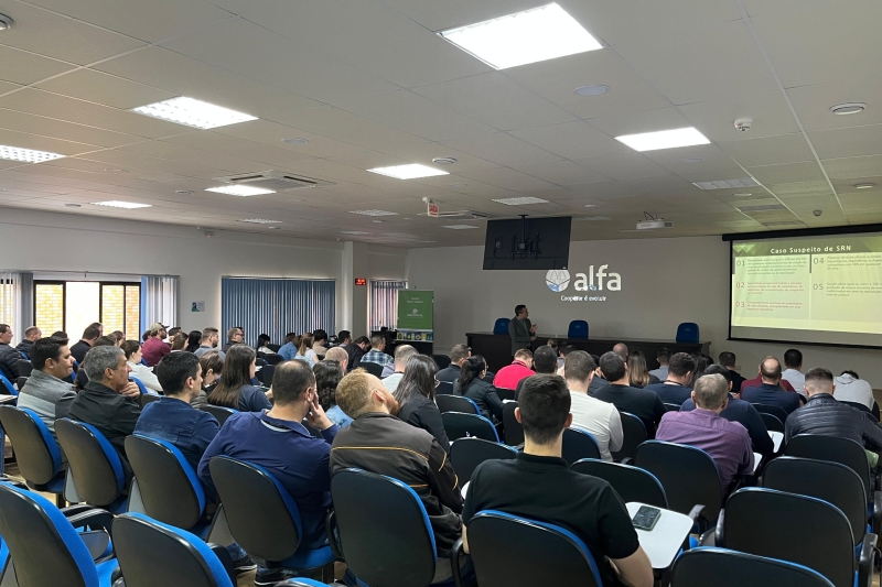 O médico-veterinário Bruno Pessamilio mediou o treinamento sobre Gripe Aviária. Foto: Bruna Tomaz/MB Comunicação.