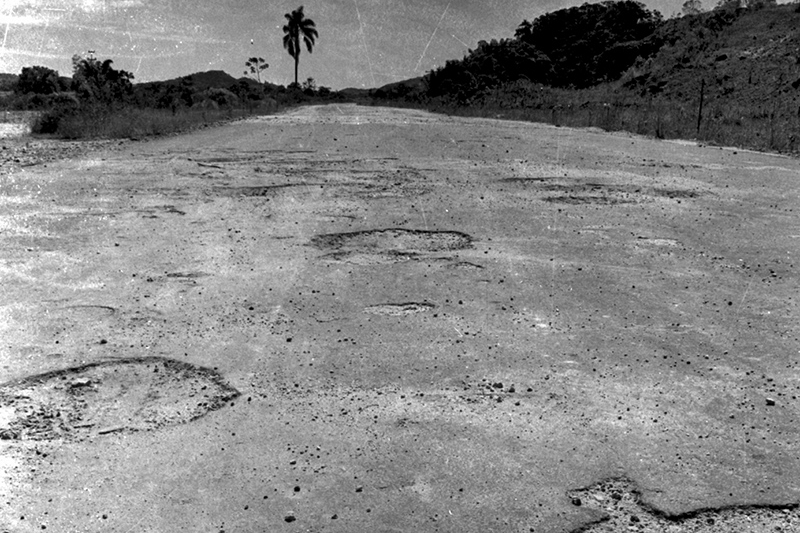 Até meados do século 20 a maioria das estradas de Santa Catarina era fragmentada e de chão batido, e o Estado vivia uma situação de isolamento do restante do País – Foto: Arquivo histórico José Ferreira da Silva