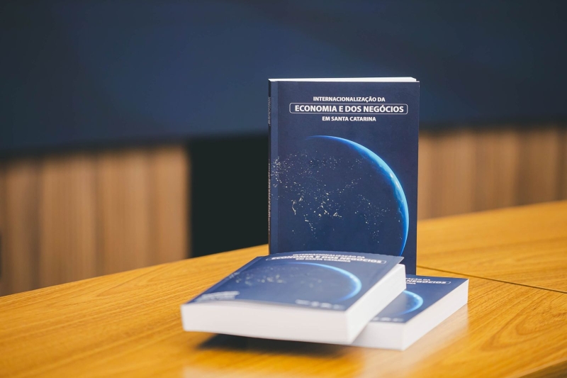 Publicação conta com a participação de mais de 30 autores de diversas universidades. Foto: Filipe Scotti