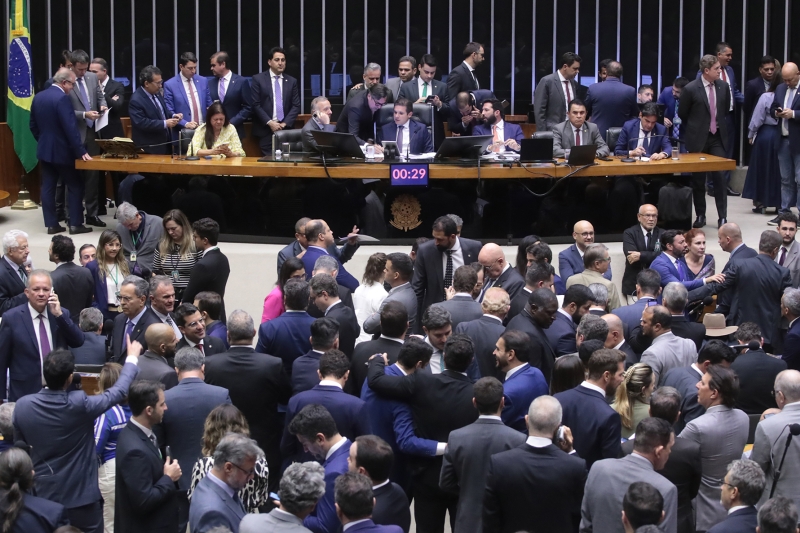 Aumento no número de deputados é novo mau exemplo, diz FIESC