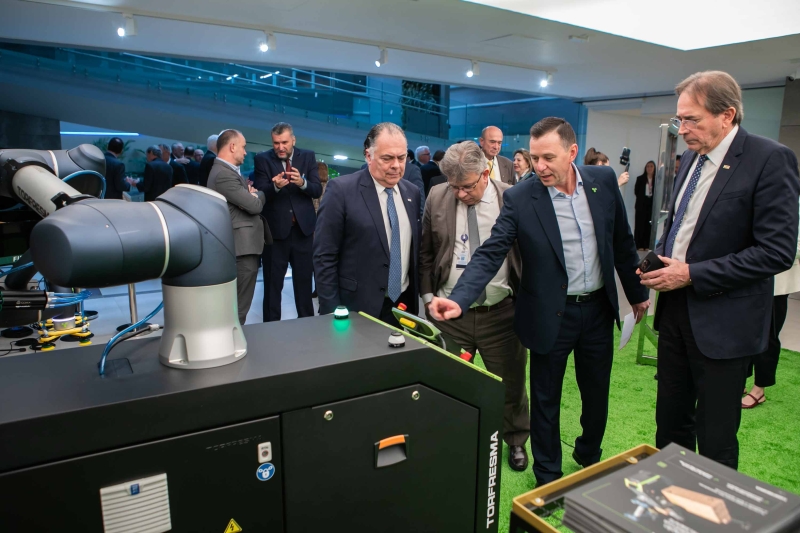 Industriais conheceram no Espaço Indústria da FIESC equipamentos produzidos pela Torfresma. Fotos: Filipe Scotti