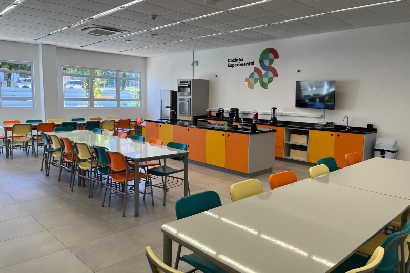 Cozinha experimental é uma das atrações; escola também tem horta (Divulgação)