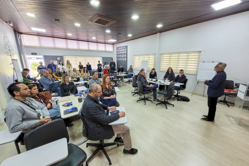 Imersão da Academia FIESC de Negócios cria oportunidades a moveleiros de SC