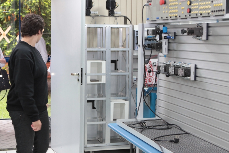 Adolescentes visitaram laboratórios do SENAI em Florianópolis (Foto: Heraldo Carnieri) 